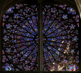 Ventana w219, la rosa norte, que representa profetas, ancestros de Cristo y Ancianos del Apocalipsis (rosa - interna)