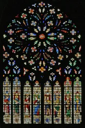 Ventana w237, el rosetón oeste, que representa el Cordero del Apocalipsis (C20) en el centro rodeado por 12 ángeles músicos; escudos de armas que incluyen Montmorency-Laval, Bertrand Duguesclin y Oli
