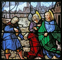 Ventana w24 que representa a dos apóstoles dando dinero a un hombre (¿La limosna de Santo Tomás?)
