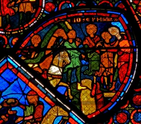 Ventana w24 que representa una escena de la historia de José: sus hermanos llegan y José abraza a Benjamín