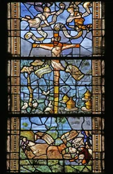 Ventana w26 que representa a Cristo en la Cruz rodeado de escenas campestres inspiradas en Virgilio. Ventana donada por Thomas Mangin