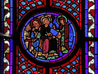 Ventana w2 que representa una escena de la vida de Santa María Magdalena - la santa cuenta a los discípulos sobre la Resurrección