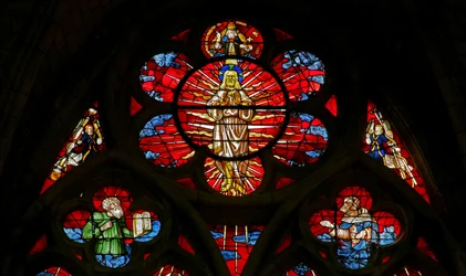 Ventana que representa la Transfiguración con Eliseo y Moisés