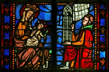 Ventana que representa a la Virgen y el Niño y un donante ofreciendo una ventana