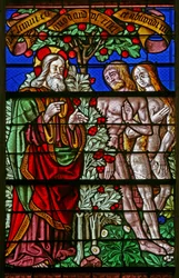 Ventana que representa a Adán y Eva descubiertos con hojas de higuera