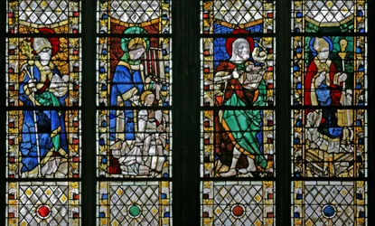Ventana w47 que representa a San Eloi, San Lorenzo, San Juan Bautista y San Nicolás