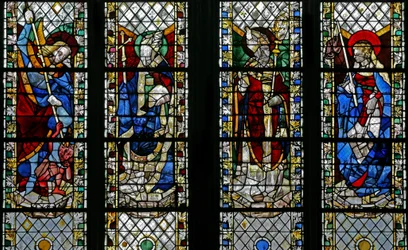 Ventana w49 que representa a San Miguel, San Julián, San Guillermo, Santa Genoveva