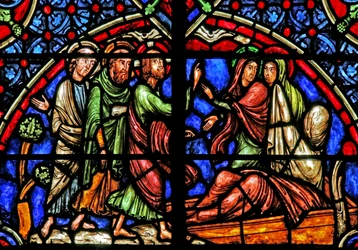 Ventana w4 que representa la resurrección de Lázaro
