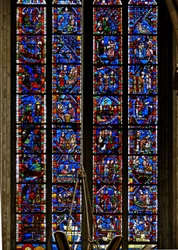 Ventana w51 que representa una de Les Belles Verrieres con escenas de las vidas de San Nicolás, Santa Catalina y San Sever