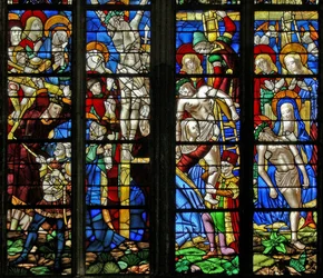 Ventana w51 que representa el Via Crucis, la Crucifixión, el Descendimiento y la Piedad