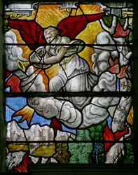 Ventana w5 que representa una escena del Libro de la Revelación de San Juan: uno de los siete ángeles con trompetas