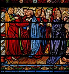 Ventana w6 que representa a Cristo con los Apóstoles mientras Lázaro es resucitado