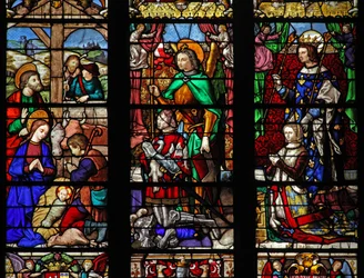 Ventana w6 que representa la Natividad con pastores; donantes y santos patronos