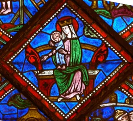 Ventana w6 que representa a la Virgen y el Niño