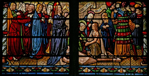 Ventana w6 que representa la resurrección de Lázaro