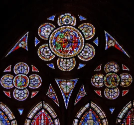 Ventana w7 que representa las luces del tracería con dos ángeles y Noli Me Tangere