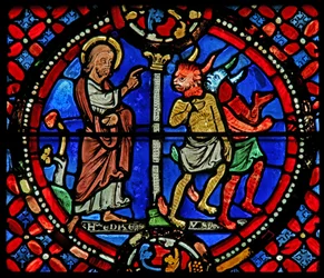 Ventana w9 que representa a San Andrés persiguiendo a dos demonios