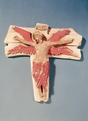 Cristo alado en la cruz (piedra policromada)