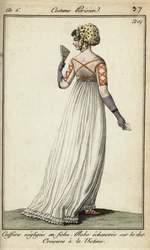 Mujer con vestido de cinta cruzada estilo víctima