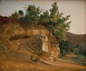 Paisaje montañoso italiano con roca cubierta de vegetación, probablemente cerca de Olevano