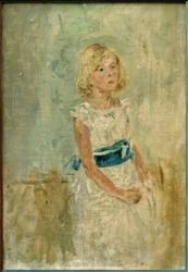 Niña rubia con cinta azul