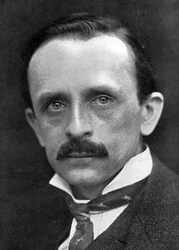 Sir James Matthew Barrie, novelista y dramaturgo escocés
