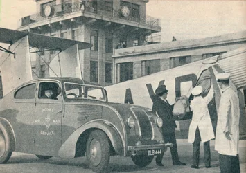Cargando correos a bordo de un avión de Imperial Airways en el Aeropuerto de Croydon, c1936 c1937