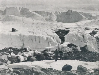 Hielo agrietado en la entrada al glaciar Priestley, c1911, 1913