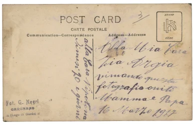 Parte trasera de una postal con un soldado de infantería, artillero, en uniforme con su esposa e hijo durante la Primera Guerra Mundial