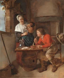 Joven fumando y mujer sirviendo cerveza