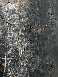 Metal oscuro agrietado