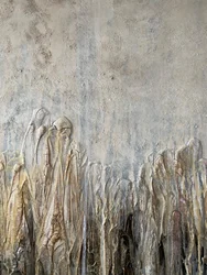 Figuras de pie en silencio