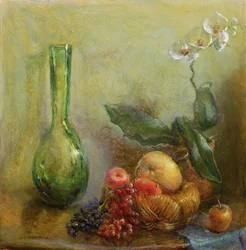 Orquídea con cesta de frutas y jarrón verde