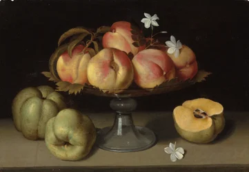 Duraznos en un cuenco de vidrio, manzanas y flores de jazmín
