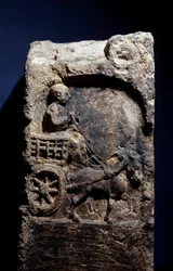 Arte Galo-Romano: estela que representa a un hombre en un carro tirado por un caballo. 50 a.C.-100 d.C. Metz. Museo de Bellas Artes