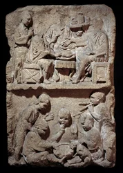 Arte Galo-Romano: estela que representa una escena de comidas y juegos infantiles. 50 a.C.-100 d.C. Metz. Museo de Bellas Artes