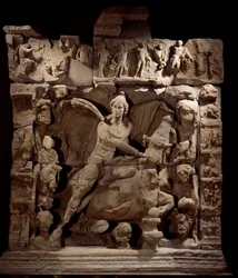 Arte Galo-Romano: relieve que representa a Mitra el dios de la luz con el toro. De un templo de Mitreo. 50 a.C.-100 d.C. Metz. Museo de Bellas Artes
