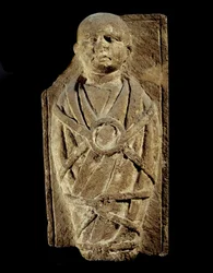 Arte Galo-Romano: exvoto que representa a un niño envuelto en pañales. Escultura de piedra caliza. Saint Germain En Laye, Museo de Antigüedades