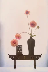 Elegante composición de dalias