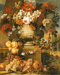 Flores en urnas sobre pedestales con frutas