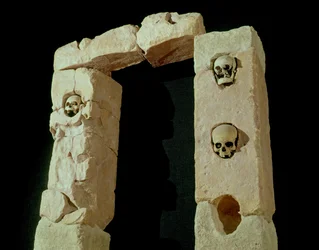 Entrada con cráneos, del santuario de Roquepertuse, Galia, civilización de La Tène II (siglo III-II a. C.)