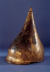 Arte galo: casco con cuernos (2ª Edad del Hierro 250 a.C. era de Tene). Saint Germain En Laye, Museo de Antigüedades