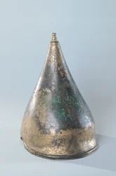 Casco con decoración incisa, procedente de una tumba en Berru, Marne