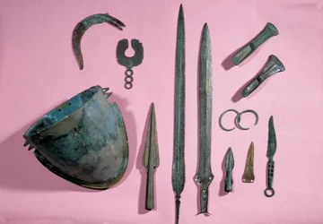 Arte galo: casco de bronce, hacha, hoz, adorno, espada, brazalete, punta de Theil a Billy sur Loir. 1150 - 950 a.C. Saint-Germain-en-Laye, Museo de Antigüedades