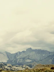 Paisaje de montaña nublado