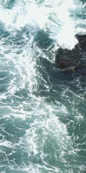 Las olas del mar rompiendo