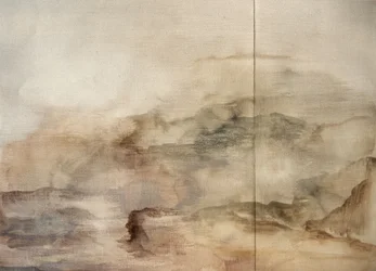 Paisaje montañoso brumoso