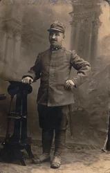 Soldados del 23º Regimiento. Milicia Territorial en uniforme de campo