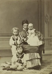 Gran Duquesa María Fyodorovna con niños, Nicolás Alexandrovich, George..., c. 1875