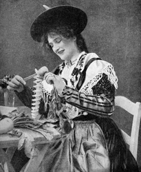 Una mujer pelando una papa creativamente, 1922